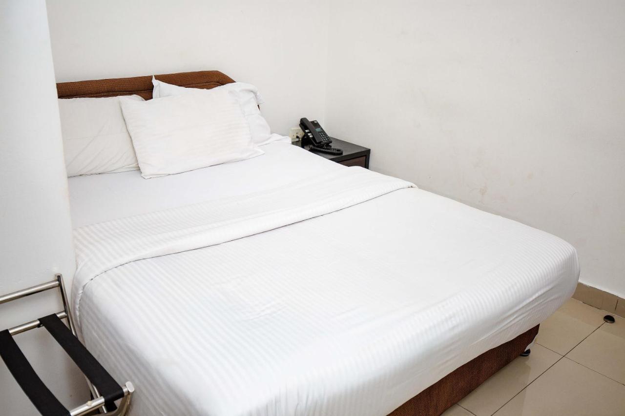 Hotel Everest Rd Congo Кіншаса Екстер'єр фото